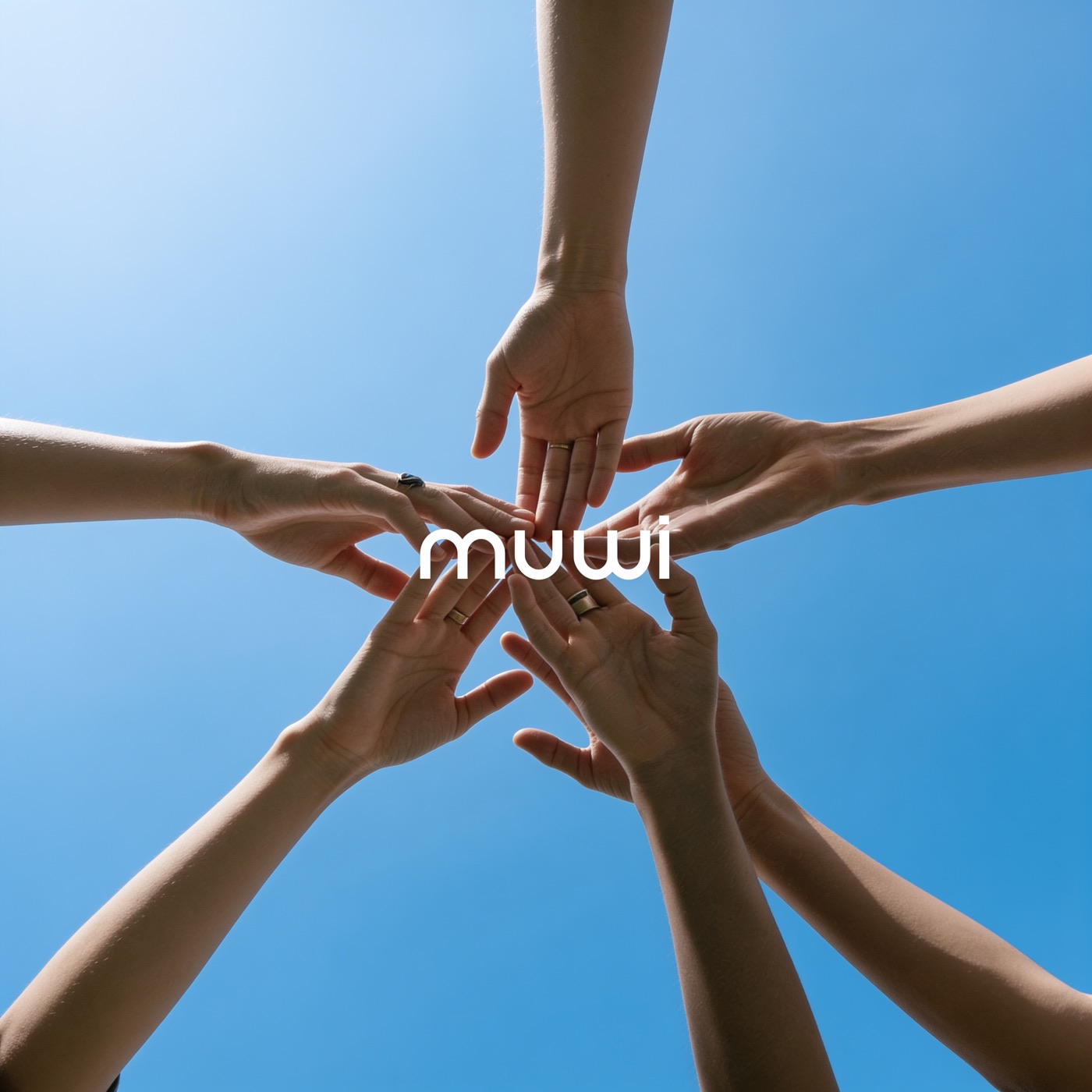 青空に重ねる仲間の手とmuwiロゴ